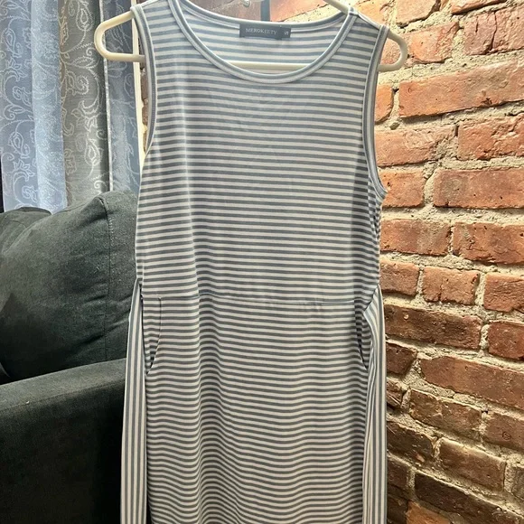 Chic Striped Dress in Blue and White - Picture 2 of 4